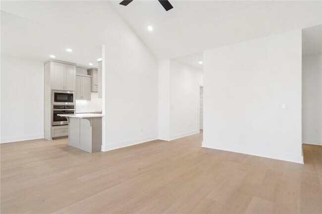 Building Photo - 6902 SW Basswood Ave