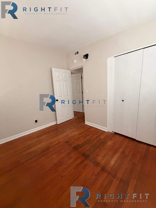 Building Photo - 2365 Lantana Ave