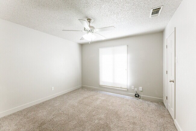 Building Photo - Spacious 3/2/2