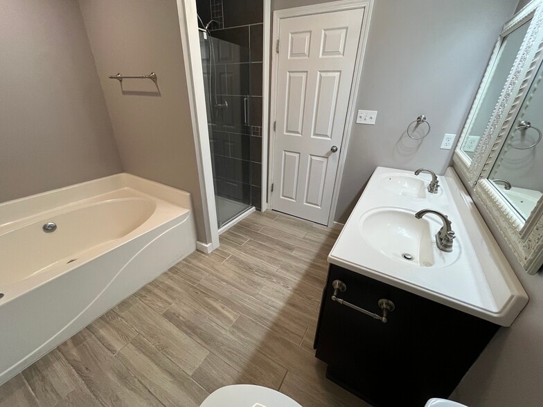 Building Photo - 3873 Crest Point Dr