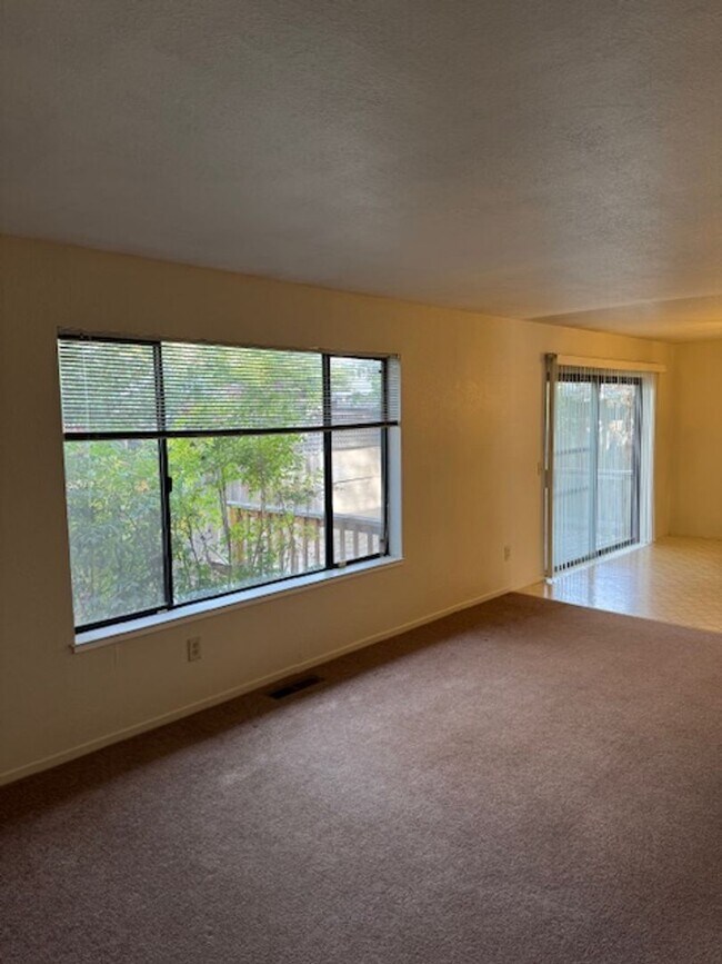 Building Photo - 2 Bedroom Home