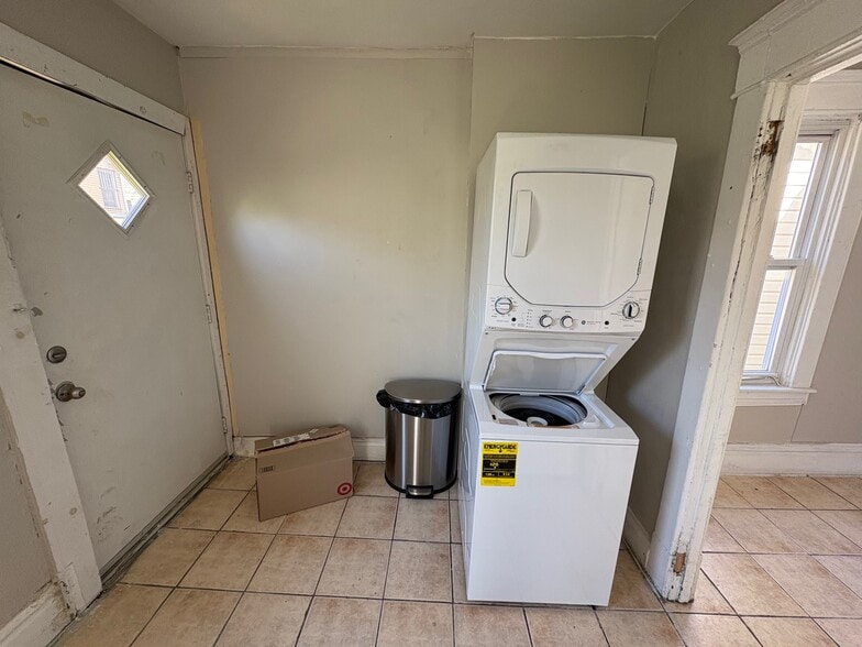 Building Photo - 207 Dunseith St