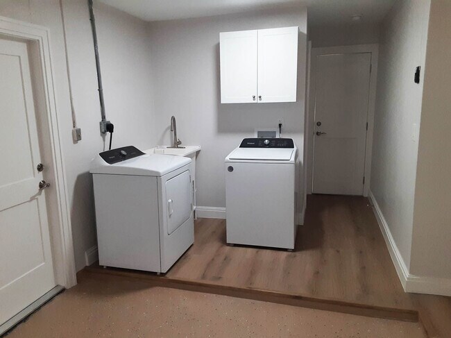 Building Photo - 1666 Sabal Palm Dr