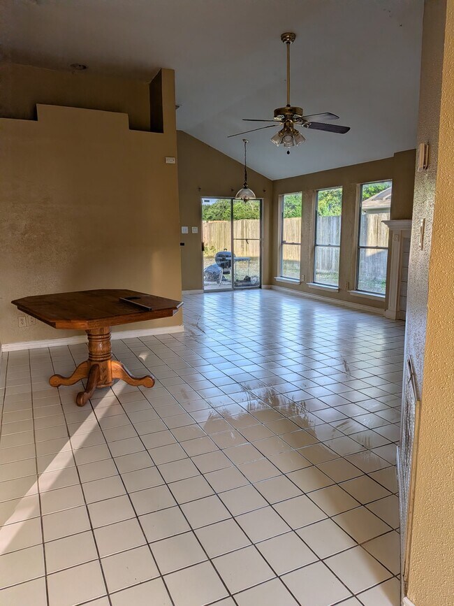 Building Photo - 6826 Heather Hollow Dr
