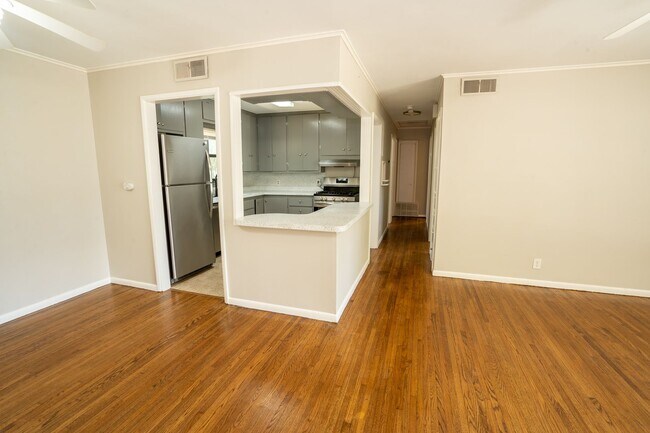 Building Photo - 3 Bed 1 Bath MIDTOWN home!!