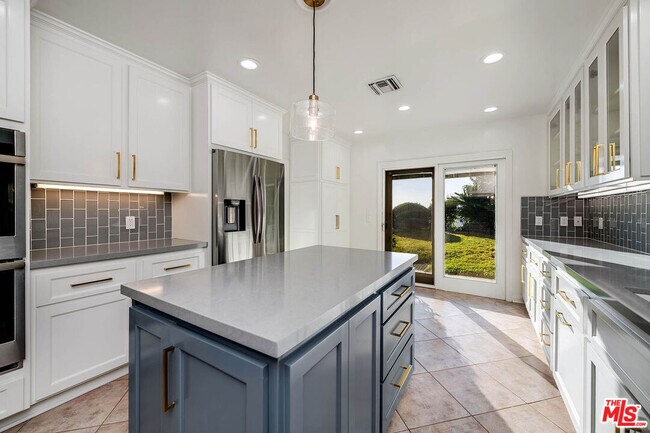 Building Photo - 3115 Dona Susana Dr