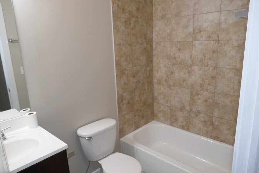 bathroom1 - 1463 W Huron St