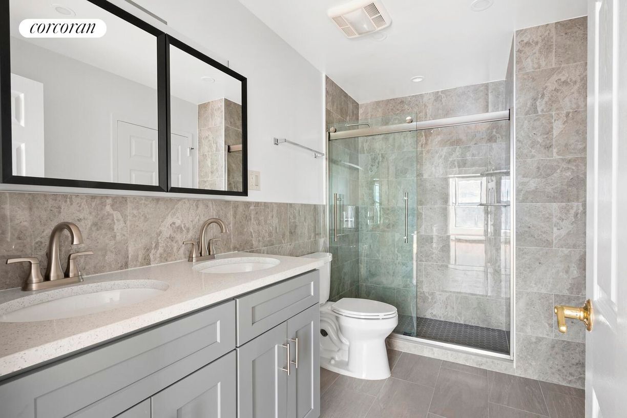 Building Photo - 489 Manhattan Ave