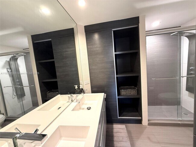 Building Photo - 801 Brickell Key Blvd