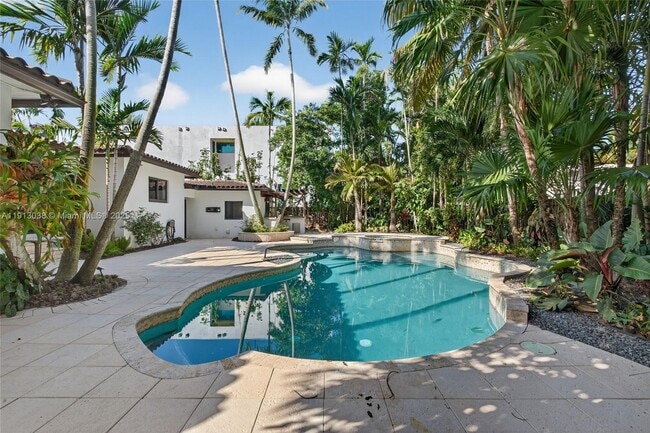 Building Photo - 465 NE 52nd St