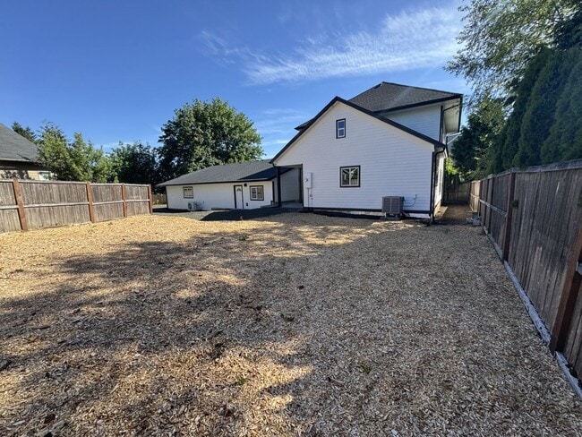 Building Photo - 7816 Trails End Dr SE