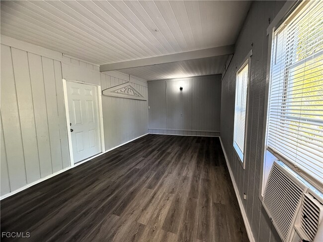 Building Photo - 8239 Suncoast Dr