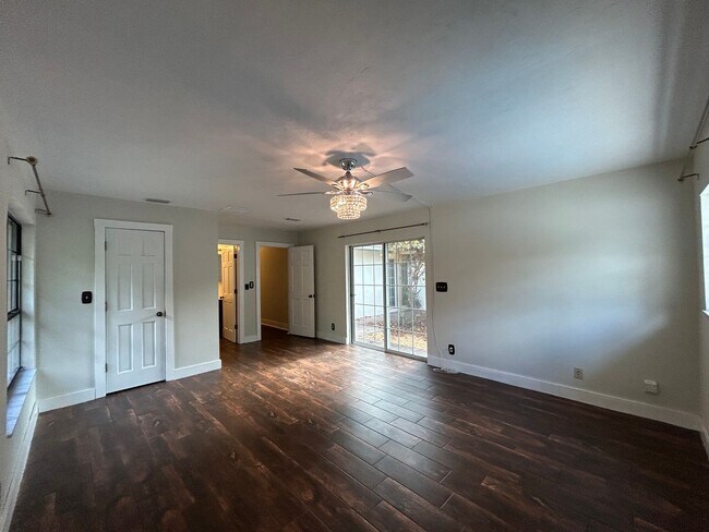 Building Photo - STUNNING 4BR/2BA Home with PRIVATE POOL & ...