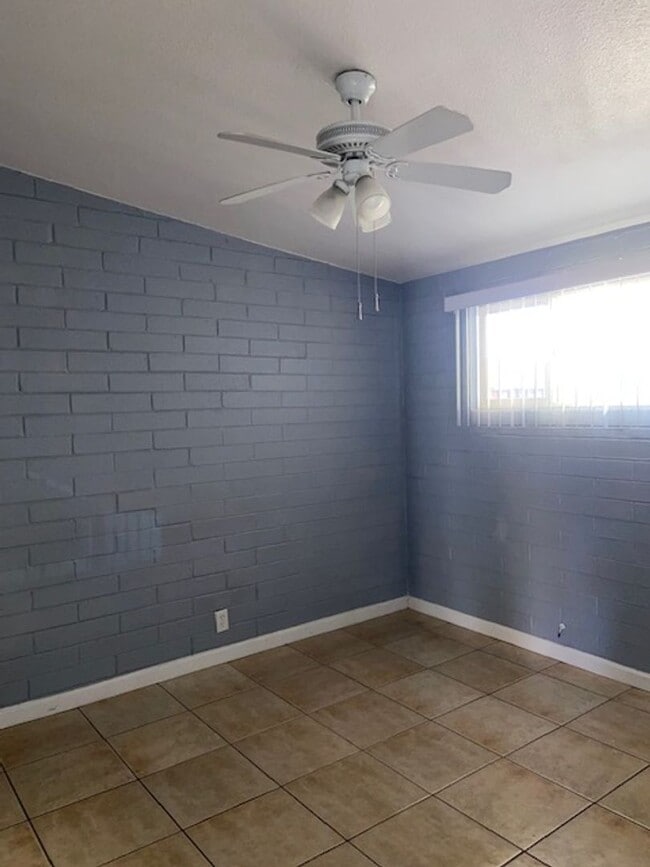 Building Photo - adorable 1 bed 1 bath with backyard private