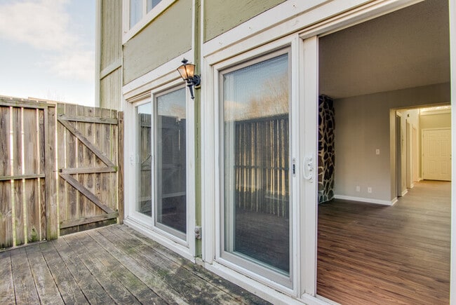 Building Photo - Amazing and spacious 3/2.5 Hermitage Townhouse with fireplace & patio!!! Pets ok!