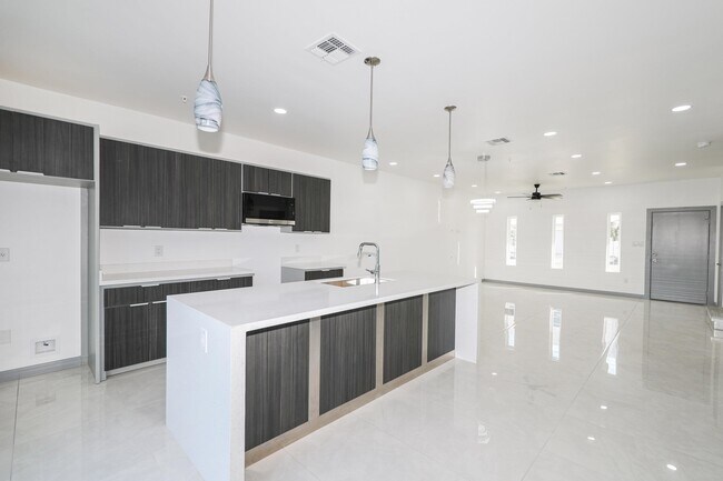 Building Photo - 1011 Emerald Valley Dr