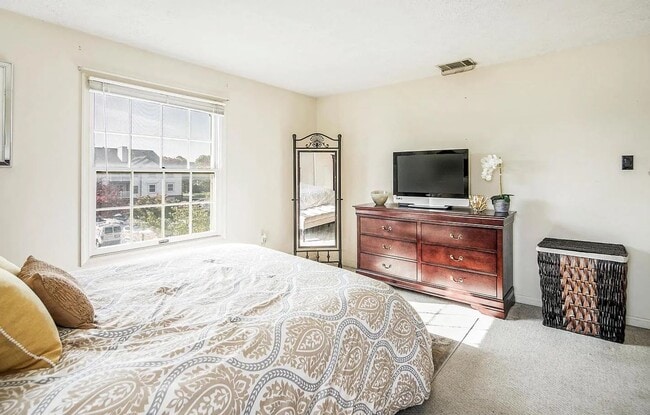 Building Photo - Well maintained condo in established Frederick neighborhood available mid April!