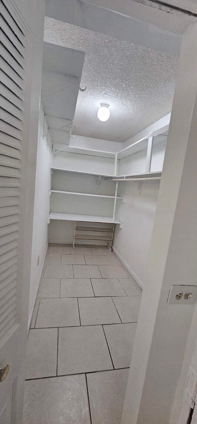 Master walking closet - 1900 W 54th St