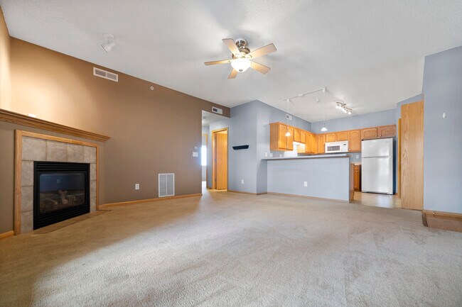 Building Photo - 870 W Cherry St