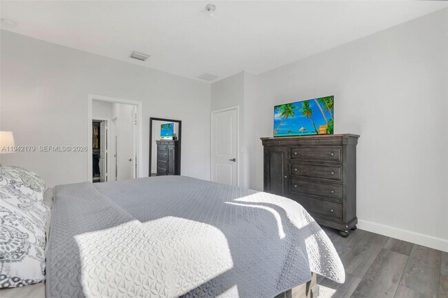 Building Photo - 1827 Lake Cove Dr