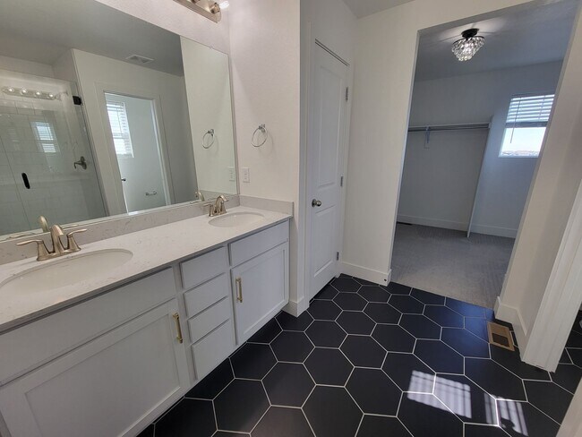 Building Photo - Stunning and spacious 4.5 bedroom, 3 bathroom home located in Morgan Hill