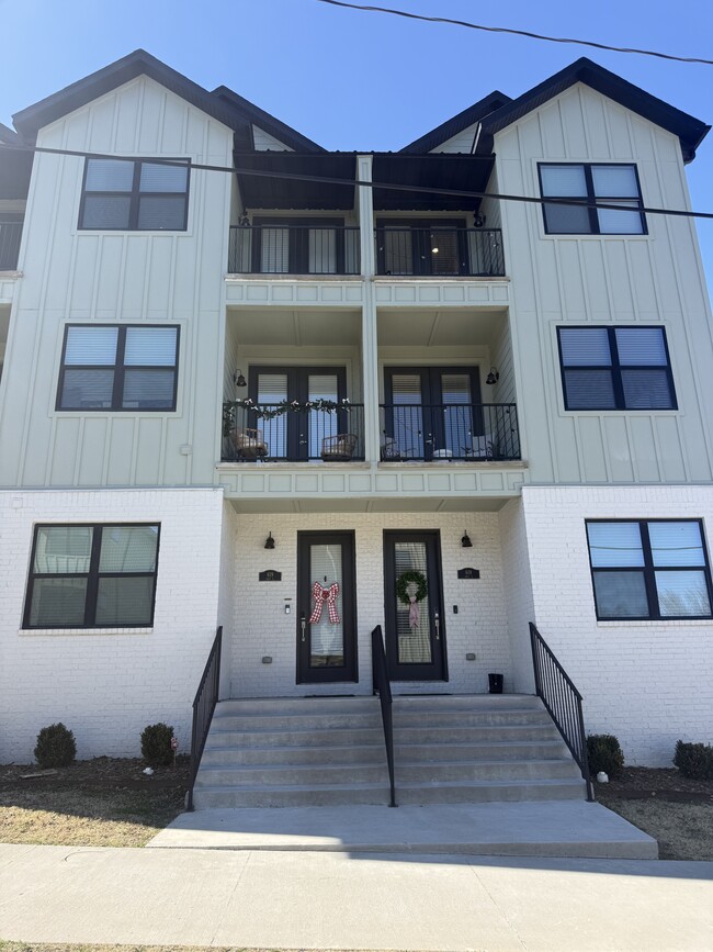 Building Photo - 707 Whitham Ave