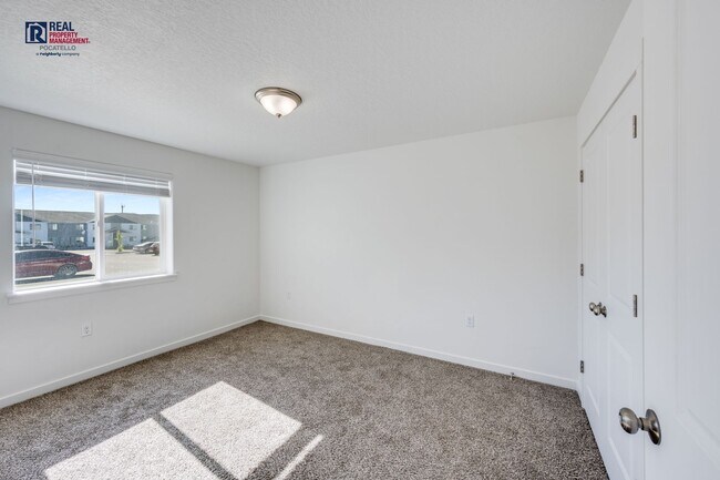 Building Photo - 106 E Briscoe Rd