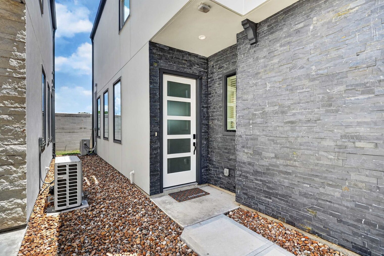 Building Photo - 2926 El Fenice Ln