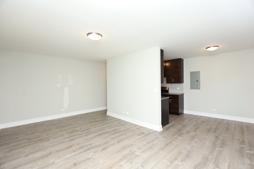 Building Photo - 533 W Surf St