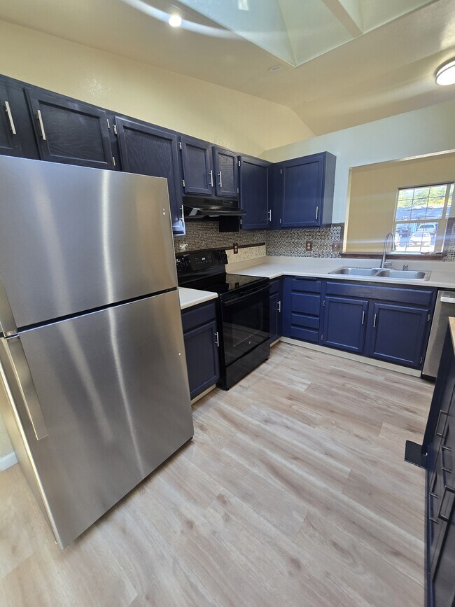 Building Photo - 581 Malibu Dr SE