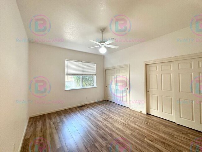 Building Photo - 3 Bedroom 2.5 Bathroom + Loft & 2 Car gara...