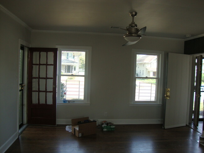 Building Photo - * Peabody 2br 1 bath duplex*