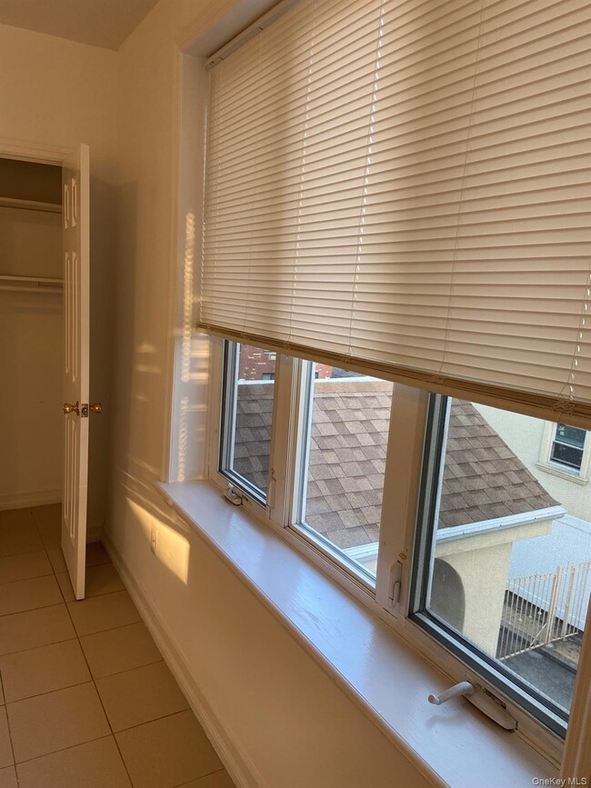 Building Photo - 31-17 Buell St