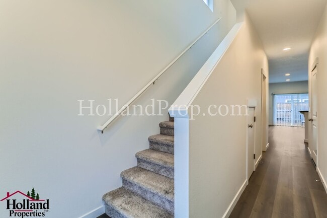 Building Photo - Gorgeous & Spacious Single-Home 3 beds 2.5 bath Available for you!