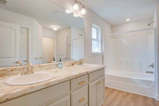 Building Photo - Spacious 4-Bedroom Home in Milton Near I-1...
