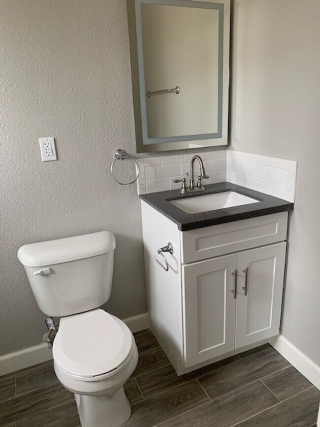 Building Photo - Fully Rehabbed 3 Bedroom/2 Bathroom Apartm...