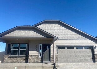 Building Photo - Newer Home