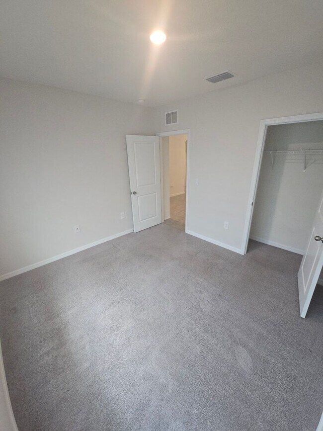 Building Photo - Gorgeous 3-Bedroom, 2-Bathroom Townhouse in Bradenton