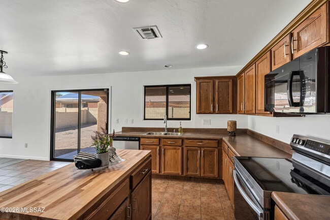 Building Photo - 4830 S VALLECANO Dr