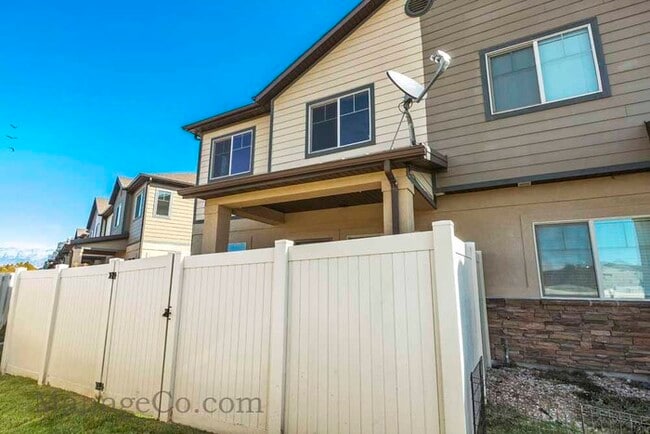 Building Photo - Spacious Orem Townhouse