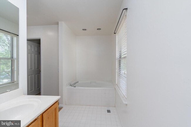 Building Photo - 8005 Silver Fox Dr