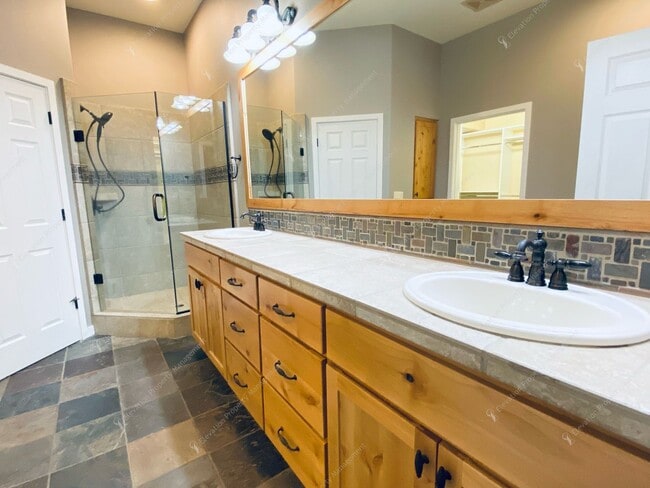 Building Photo - Experience Luxury Living in Broken Top wit...