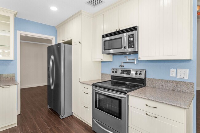 Building Photo - 13650 Cherrydown St