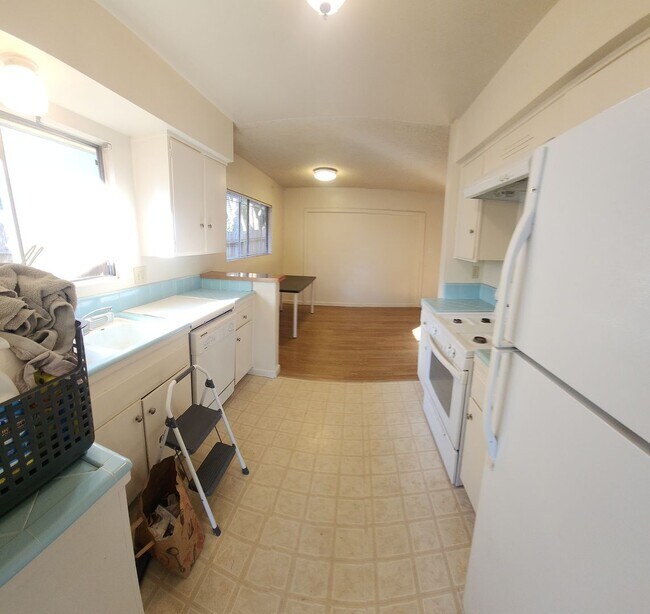 Building Photo - 4 bed 2 bath spacious home with 2 car garage in SLO!