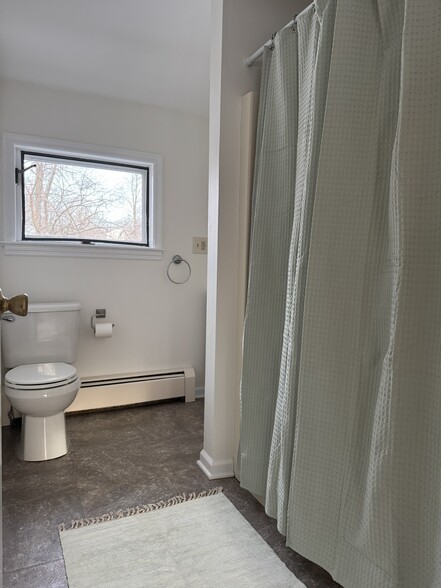 Full tub/shower - 75 Fostertown Rd