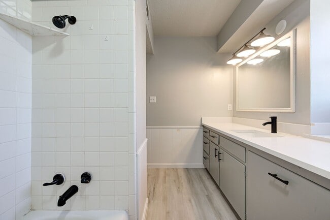 Building Photo - RECENTLY REMODELED!! 1 Bed 1 Bath 1 Mile West of OU Campus