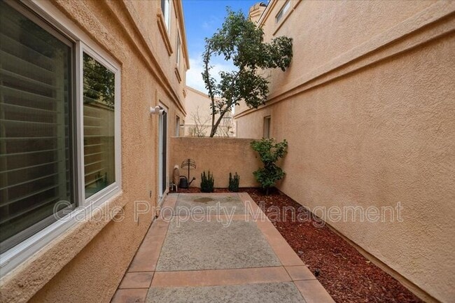 Building Photo - 18716 Vista Del Canon