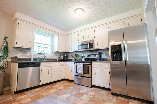 Building Photo - Pet Friendly Four Bedroom on Exit 8!