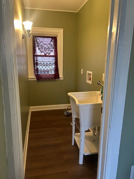 Building Photo - 625 E Utica St