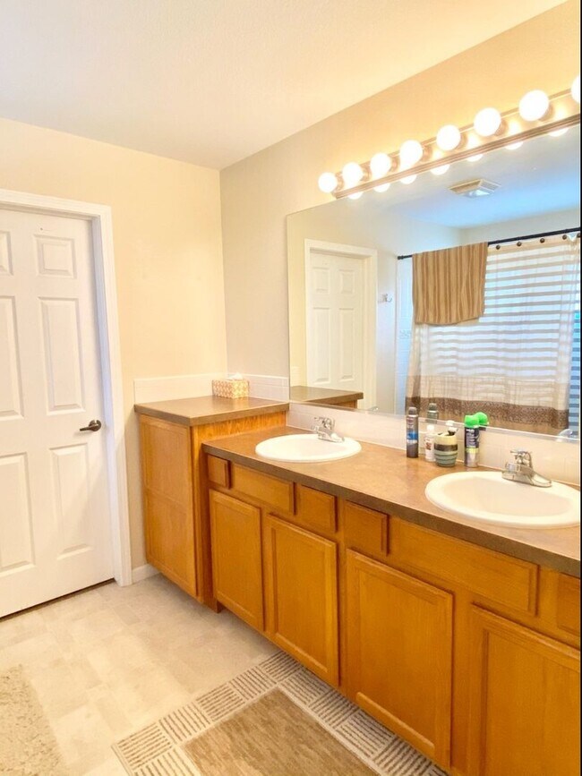 Building Photo - 2 Bedroom, 2.5 Bath Townhome with 2 Car Attached Garage in Fort Collins, Colorado